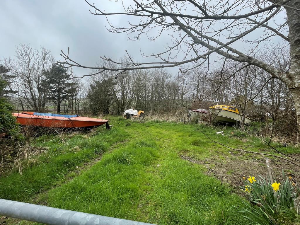 Lot: 19 - HOUSE AND OUTBUILDING WITH PLANNING SITUATED ON LARGE SITE OFFERING FURTHER POTENTIAL - Land on site offering with potential